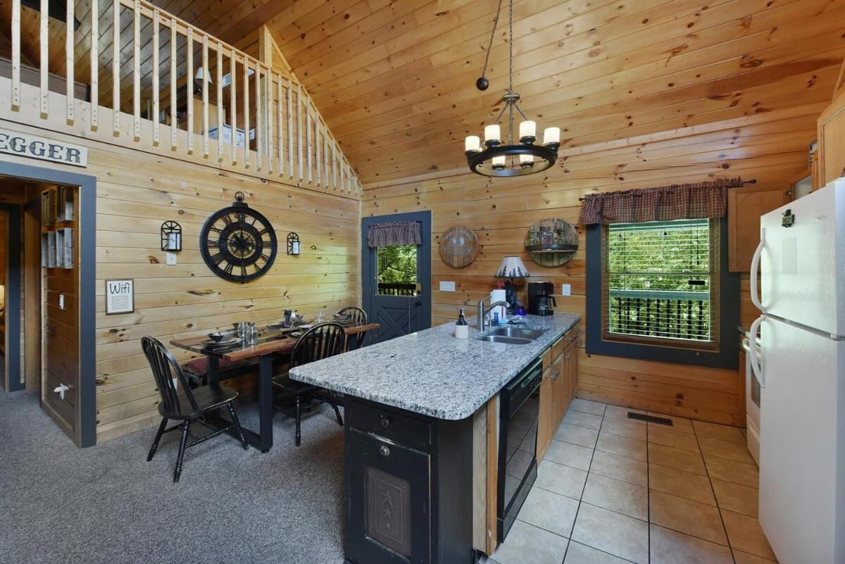 Ryes And Shine Bootlegger'S Cabin! Hot Tub* Pool* Arcade* Billiards *Ev * Pet Friendly 塞维尔维尔 外观 照片