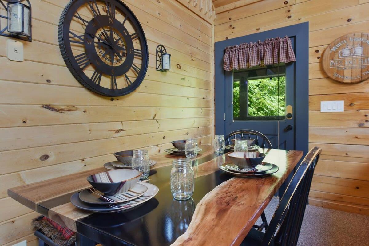 Ryes And Shine Bootlegger'S Cabin! Hot Tub* Pool* Arcade* Billiards *Ev * Pet Friendly 塞维尔维尔 外观 照片