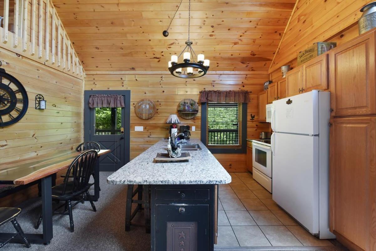 Ryes And Shine Bootlegger'S Cabin! Hot Tub* Pool* Arcade* Billiards *Ev * Pet Friendly 塞维尔维尔 外观 照片