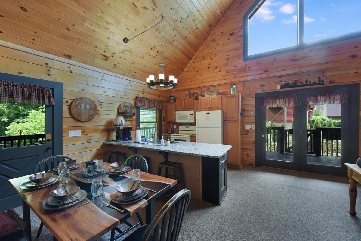 Ryes And Shine Bootlegger'S Cabin! Hot Tub* Pool* Arcade* Billiards *Ev * Pet Friendly 塞维尔维尔 外观 照片