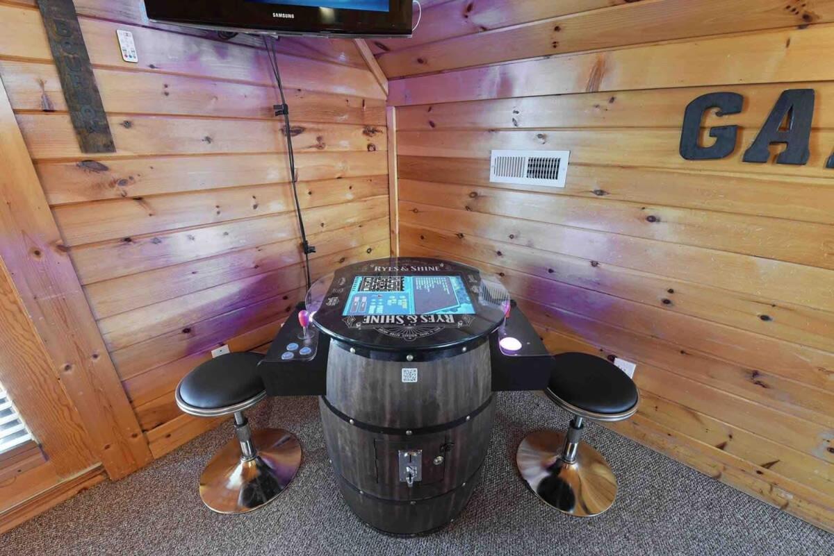Ryes And Shine Bootlegger'S Cabin! Hot Tub* Pool* Arcade* Billiards *Ev * Pet Friendly 塞维尔维尔 外观 照片